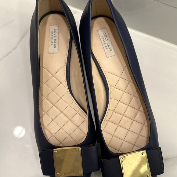 Pointy Toe Block Heel Cole Haan Logo Bow Pump Navy. EUC Padded and Comfortable. - Picture 7 of 12